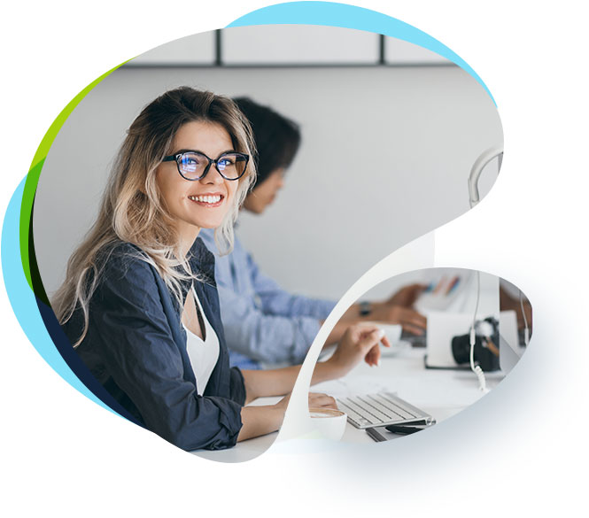 Equipe trabalhando com documentos digitais